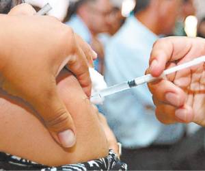 La meta de vacunación para enfermos crónicos se superó, pero todavía hay dosis disponibles.