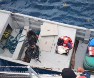 Las Fuerzas Armadas de Honduras indicaron que los sospechosos fueron interceptados en el arrecife alargado, cerca de la costa de Gracias a Dios. La droga estaba en el compartimiento interno de una embarcación. Foto: Cortesía