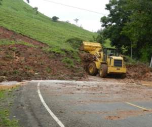 Se reportó un deslizamiento en el corredor agrícola, entre los municipios de San Francisco de la Paz y Gualaco. El paso sigue interrumpido.