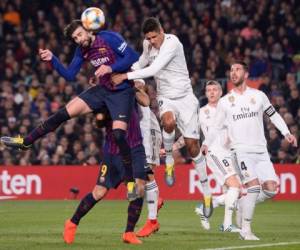 En un partido muy disputado, sobre todo en el segundo tiempo, Real Madrid y Barcelona empataron 1 - 1, dejando todo para la vuelta en el Bernabéu. Foto / AFP