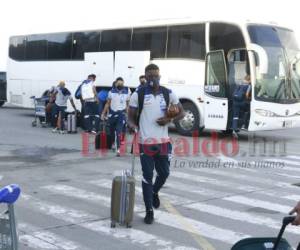 La H partió hacia Fort Lauderdale con las bajas de úlitimo momento de Wisdom Quaye y Marco Aceituno, quienes no tenían en regla su esquema de vacunación y no podían ingresar a Estados Unidos. Foto: Edwin Romero | EL HERALDO