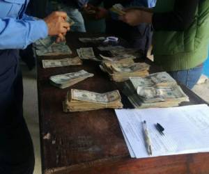 Los miembros de la Policía Nacional decomisaron el dinero que fue encontrado en el vehículo que se conducía el detenido.