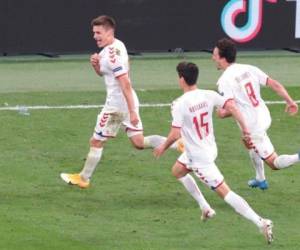 El danés Joakim Maehle (izquierda) celebra tras anotar el cuarto gol en la victoria 4-1 ante Rusia en la Euro. Foto: AP