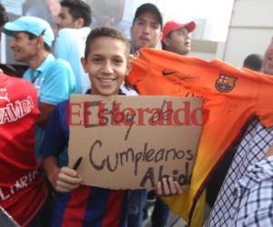 El pequeño Daniel llegó con el objetivo de lograr un autógrafo de Abidal, pero logró que Figo le cantara en vivo. (Foto: Juan Salgado / Grupo Opsa)