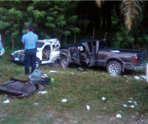 Elementos policiales en la escena del accidente donde seis personas perdieron la vida esta madugada en la carretera CA-13. Fotos: Cortesía.