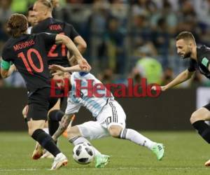 Lionel Messi ante Luka Modric en el duelo Argentina vs Croacia en el Mundial Rusia 2018. (AP)