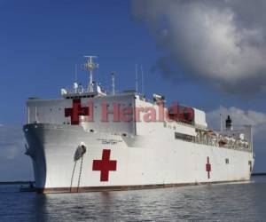 El buque hospital Comfort está haciendo cirugías a los hondureños en Trujillo. Foto Marvin Salgado / EL HERALDO