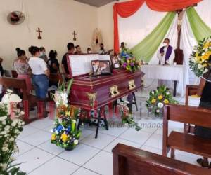 Momento en que realizaban una misa de cuerpo presente antes de llevar sus restos al cementerio General. Foto: Juan César Díaz/ EL HERALDO.