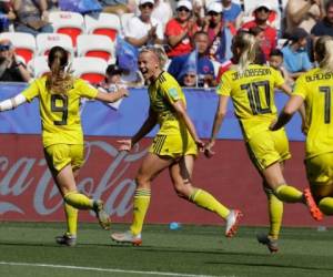 La sueca Kosovare Asllani, izquierda, celebra tras anotar el primer gol de su equipo en el partido contra Inglaterra por el tercer puesto en la Copa del Mundo de mujeres el sábado, 6 de julio de 2019, en Niza, Frabcia. Suecia ganó 2-1. (AP Foto/Claude Paris)
