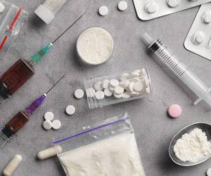 Las CDC informaron que aunque se redujeron las muertes por fentanilo, se incrementaron las de cocaína y metanfetamina.