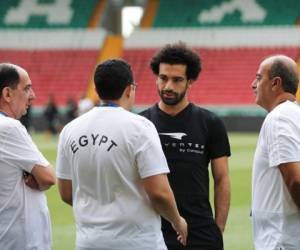 Mohamed Salah conversando con el cuerpo médico de la selección de Egipto. Foto:AFP