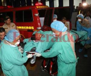 Los bomberos heridos fueron llevados hasta el Seguro Social, después fueron trasladados al Hospital Escuela Universitario (HEU). Foto: Jimmy Argueta/ EL HERALDO