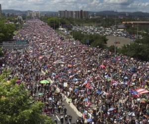Cientos de miles de personas marchan este lunes para exigir la renuncia del gobernador de Puerto Rico, Ricardo Rosselló, en el décimo día de protestas acicateadas por artistas como Ricky Martin, Bad Bunny y Residente a raíz del llamado 'chatgate'. Foto: Agencia AFP