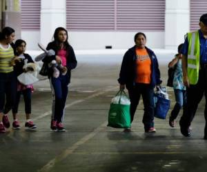 Kelly dijo que alrededor de 1,100 personas que viajaban en familia y fueron detenidas el mes pasado tratando de cruzar la frontera mexicana hacia EEUU. Foto: AP