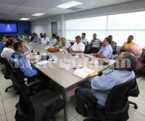 La reunión entre las autoridades del gobierno y trasnportitas duró al menos seis horas. Foto Emilio Flores /EL HERALDO