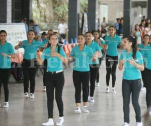 El grupo de palillonas del Instituto Central Vicente Cáceres deleitó a los presentes con sus sincronizados movimientos. Efraín Salgado/EL HERALDO.