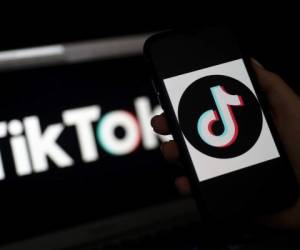 El texto de la demanda dice que TikTok, propiedad de la compañía china ByteDance, facilita a los menores de 13 años eludir el consentimiento de un adulto para su utilización y tampoco envía notificaciones a los padres de esos usuarios. Foto: AFP.