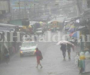 Un poco más de medio agua llovió este domingo en la capital de Honduras. En la imagen, los mercados de Comayagüela. Foto: Alex Pérez / EL HERALDO.