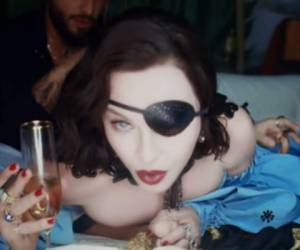 Captura de video Medellín. Madonna lame el dedo gordo del pie a Maluma.