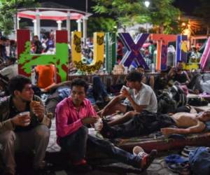 Cientos de hondureños cruzaron la frontera sur de México la tarde del lunes luego de que el gobierno mexicano les permitiera entrar. Foto: AFP