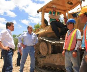 El presidente Juan O. Hernández y el alcalde Nasry “Tito” Asfura al supervisar la obra.Cortesía Casa Presidencial