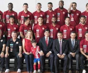 El presidente costarricense Carlos Alvarado, la primera dama Claudia Dobles, su hijo Gabriel Alvarado y jugadores de fútbol posan para la foto oficial durante la toma de posesión del equipo nacional de fútbol en Gol Project.