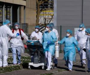 La pandemia 'se acelera' de manera 'desgarradora', pero se puede 'cambiar su trayectoria', dijo este lunes la Organización Mundial de la Salud (OMS).