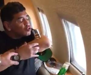 Diego Armando Maradona creando polémica en las redes sociales.