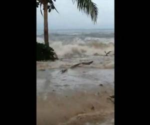 Una captura tomada de imágenes publicadas por la plataforma ESN el 15 de enero de 2022 muestra grandes olas golpeando la costa de la ciudad de Suva en Fiji después de que una erupción volcánica submarina provocó una nueva advertencia de tsunami en Tonga. Foto: AFP