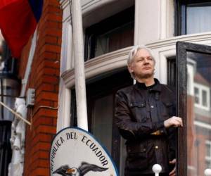 En esta imagen de archivo, tomada el 19 de mayo de 2017, el fundador de WikiLeaks, Julian Assange, mira al exterior desde el balcón de la embajada de Ecuador en Londres, donde solicitó asilo. (AP Foto/Frank Augstein, archivo)