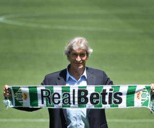 El entrenador chileno del Real Betis, Manuel Pellegrini, posa en el estadio Benito Villamarin, durante su presentación como nuevo entrenador, en Sevilla. Foto: Agencia AFP.