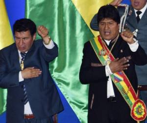 En esta fotografía tomada el 6 de agosto de 2019, el presidente de la cámara baja del parlamento de Bolivia, Víctor Borda, y el presidente Evo Morales cantan el himno nacional durante la celebración del 194 aniversario de la independencia del país, en Trinidad, Bolivia.