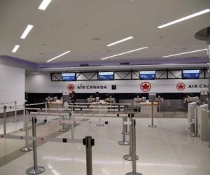 En Air Canada, en el Aeropuerto Internacional de Fort Lauderdale-Hollywood, en Fort Lauderdale, Florida, el 2 de septiembre de 2019, se puede ver un check-in vacío en los carriles. Foto AFP