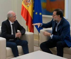 El presidente español Mariano Rajoy recibió este lunes al exalcalde venezolano Antonio Ledezma. Foto: AP