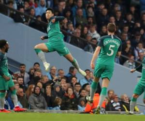 Son Heung-Min celebrando uno de sus dos goles ante el Manchester City. (AP)