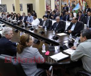El presidente Juan Orlando Hernández se reunió la tarde de ayer en Casa de Gobierno con ejecutivos de la Ahiba y personeros de la CNBS.