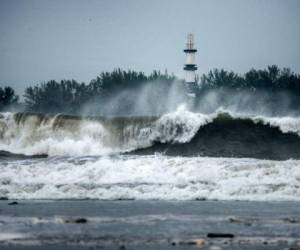 Los meteorólogos dijeron que Grace perderá fuerza rápidamente al chocar con la Sierra Madre Occidental de México. FOTO: AFP