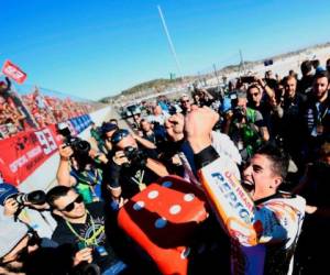Marc Márquez (Honda) se proclamó este domingo por cuarta vez campeón del mundial de MotoGP tras la caída de su rival italiano Andrea Dovizioso. Foto: AFP