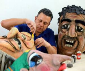 Los diferentes mascarones son hechos a base de esponja. foto: David Romero / EL HERALDO.