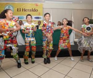 Los alumnos del Club Rotario Tegucigalpa Sur Número 2 bailan la canción de la banda Los Colorados. Foto: E. Salgado/M. Salgado/El Heraldo.