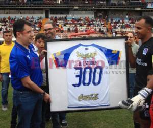 Momento en el que Donis Escober recibe la camisa con el número 300, en honor a sus partidos con Olimpia. (Foto: Ronal Aceituno / EL HERALDO)