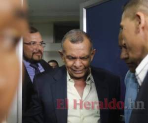 El expresidente saliendo de la sala donde dieron lectura al fallo de la ex primera dama, Rosa de Lobo. Foto: Alejandro Amador / EL HERALDO.