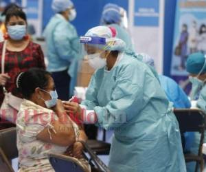 La Organización Mundial de la Salud (OMS) advirtió recientemente que la combinación de vacunas de diferentes farmacéuticas podría ser una 'tendencia peligrosa'. FOTO: David Romero/EL HERALDO