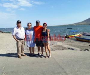 Katheryn junto a sus abuelos en Amapala, Honduras.