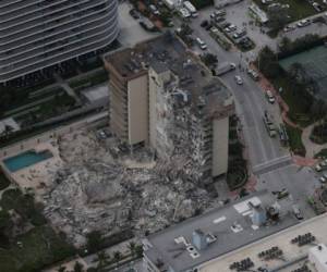 Una importante porción del edificio, en la ciudad de Surfside, justo al norte de Miami Beach, quedó reducida a escombros y dejó el interior de los apartamentos al descubierto. Foto: AFP