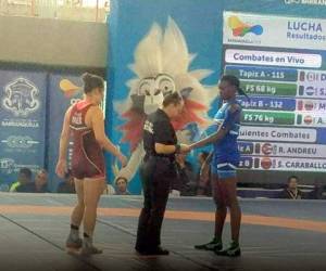 Momento cuando el juez determinaba el triunfo para la hondureña Lorena Chávez en Barranquilla, Colombia.