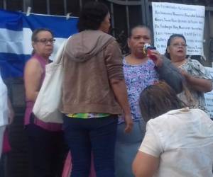 Los jubilados frente a la Secretaría de Salud en la capital. Foto: EL HERALDO