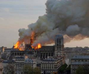 El siniestro afectó la parte superior de la catedral, una flecha que se desplomó y un monumento histórico que amenazaba con derrumbarse tras el violento incendio que arrasó el lunes la emblemática catedral de Notre Dame de París. Foto: AFP