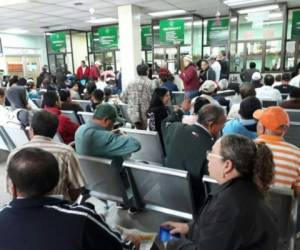 Para la Comisión Interventora las extensas colas que se hacen, particularmente en el Hospital de Especialidades ubicado en el barrio La Granja de Comayagüela, “es porque hay la prestación de servicios”. Foto: EL HERALDO