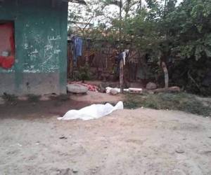 Los cuerpos de las víctimas quedaron en las afueras de la casa. Los familiares suplicaron a las autoridades que trasladaron los cadáveres a Tegucigalpa.